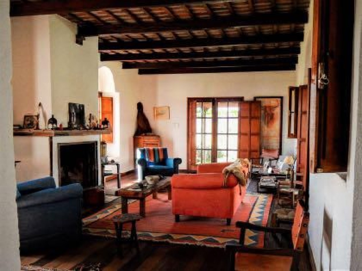 104 hectares dans la Sierra de Lavalleja. Maison de 4 chambres + maison de service.