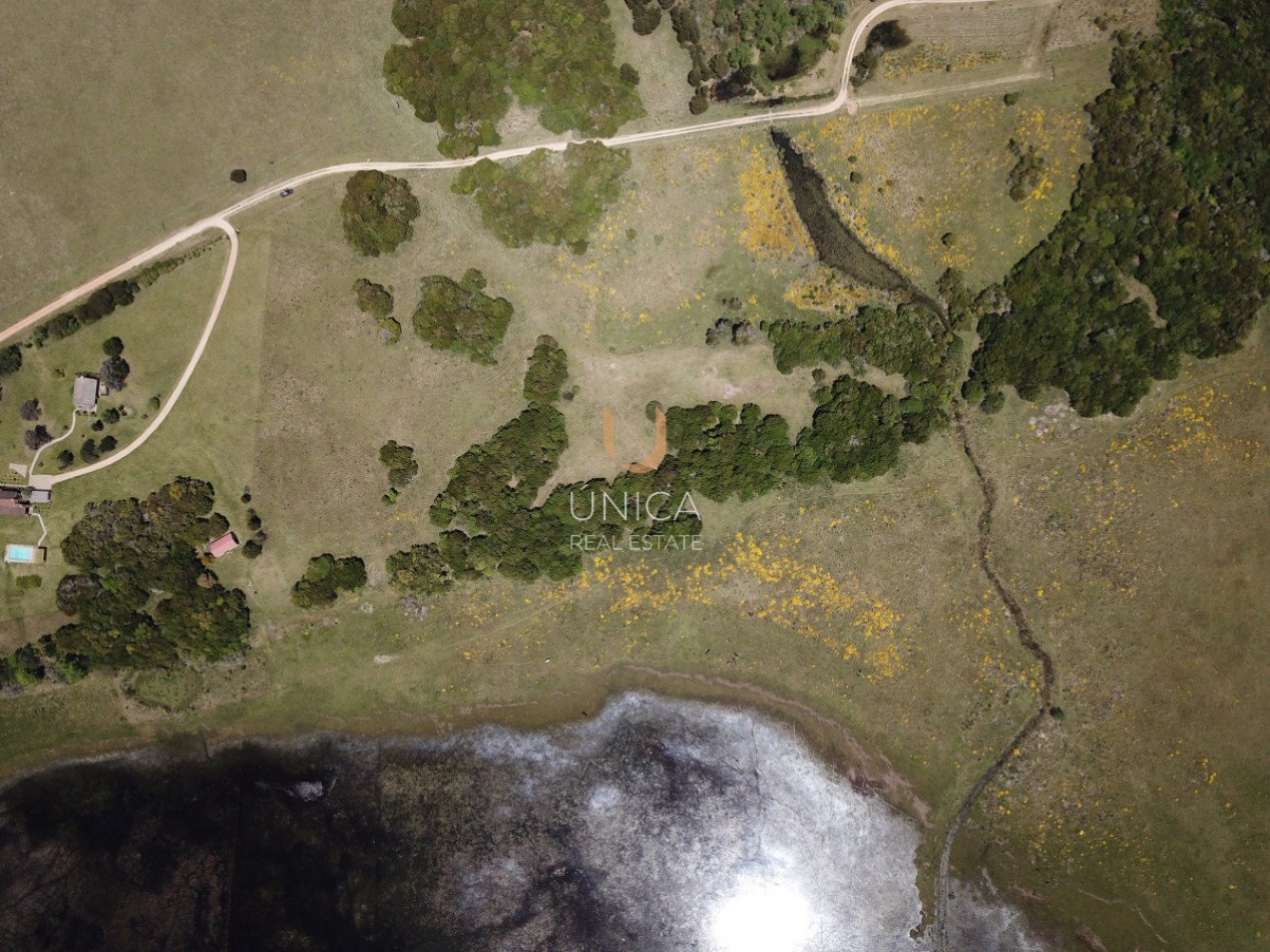 Spectaculaire ferme de 7,7 hectares situee en bordure de la Laguna Anastasio