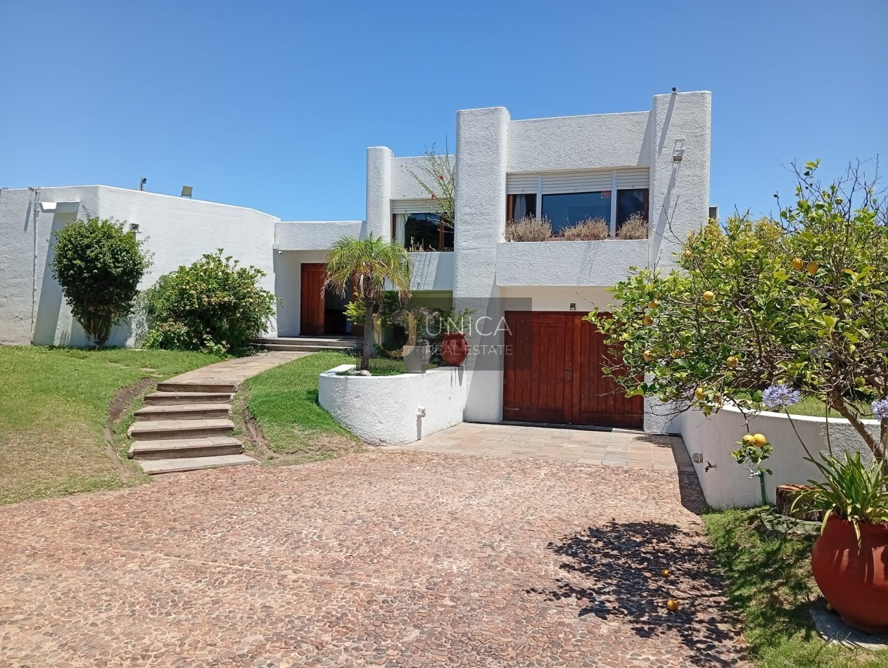 Solanas. Maison de 4 chambres avec logement pour le personnel ,a bord de mer