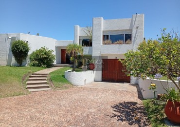 Solanas. Maison de 4 chambres avec logement pour le personnel ,a bord de mer